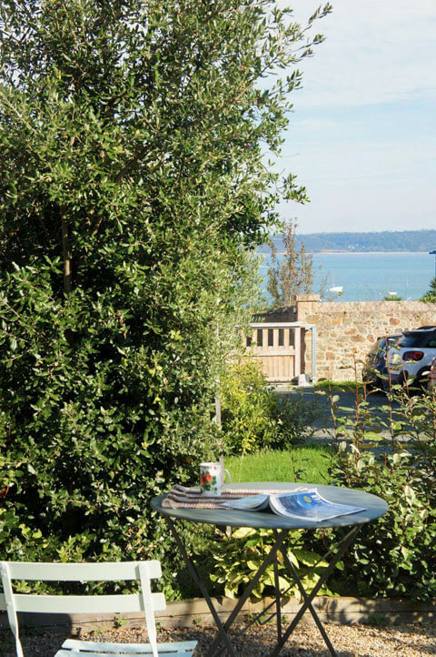 Vue directe sur la mer depuis la terrasse du gîte de Ker Peoch, Perros-Guirec