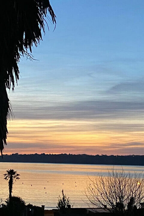 Au bout du portail, la mer