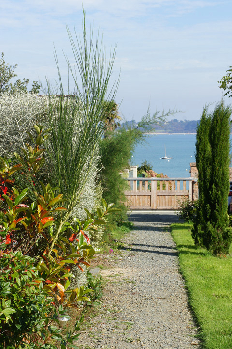 Vue sur la mer depuis le jardin de Ker Peoc'h à Perros-guirec, Bretagne